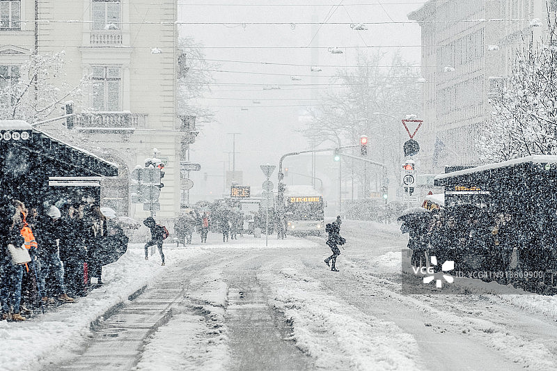 城市地区二月中午的暴风雪图片素材