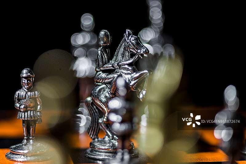 棋盘上的迷你钢制国际象棋棋子图片素材