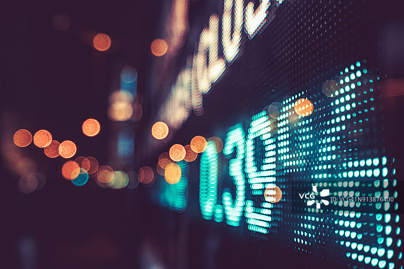 金融股市数字与城市灯光倒影图片素材