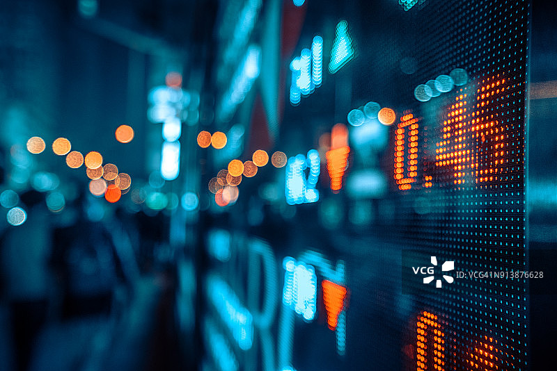 金融股市数字与城市灯光倒影图片素材