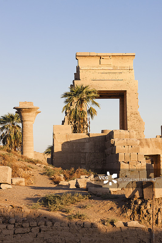 卡纳克神庙的门和柱子图片素材