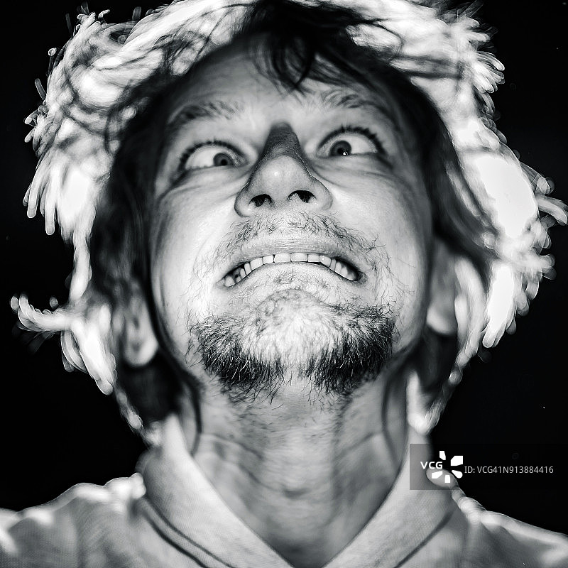 做鬼脸的中年男人黑白疯狂画像图片素材