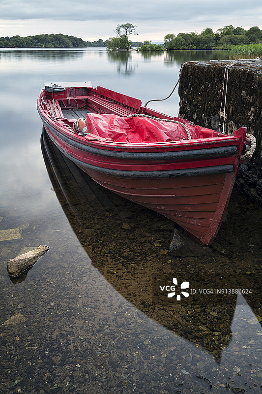 利安湖红色小船图片素材