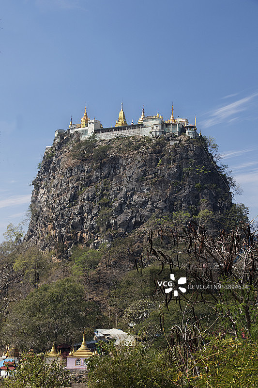 波巴山顶的佛教寺院图片素材