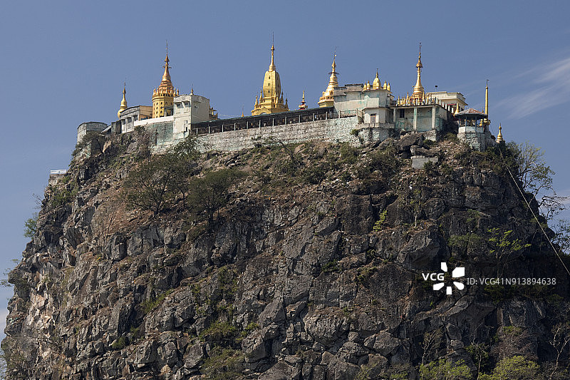 波巴山顶的佛教寺院图片素材