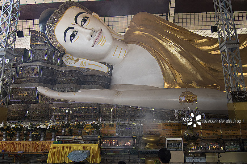 瑞雪塔良卧佛寺内，巨型卧佛前燃烧的香图片素材