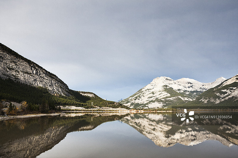 加拿大落基山脉弓湖，位于艾伯塔省图片素材