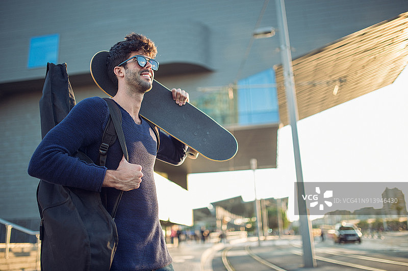 时尚男士与吉他滑板图片素材