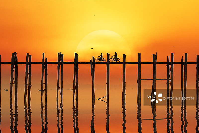 曼德勒阿马拉布拉乌本桥日落剪影图片素材