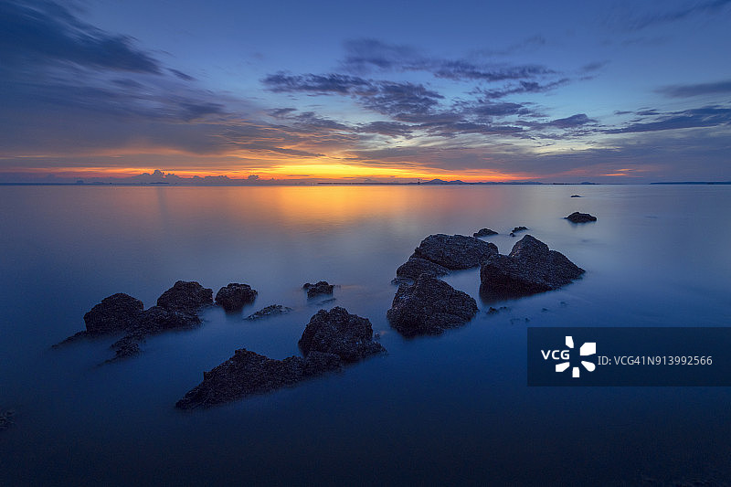 泰国董里府帕恋县莱姆绍星海滩的暮光之美，2018年1月7日图片素材