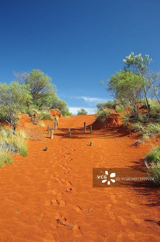 通往拉塞特公路沙丘的徒步小径，位于澳大利亚北部地区彼得曼康纳山瞭望台休息区附近图片素材