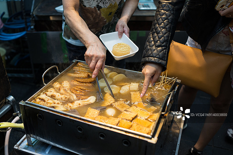 大阪黑门市场的关东煮图片素材