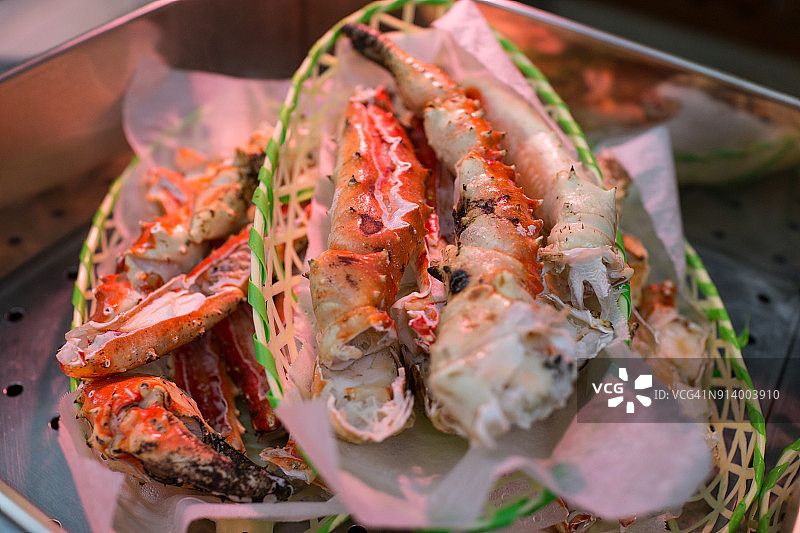 日本大阪黑门市场出售的蟹腿图片素材