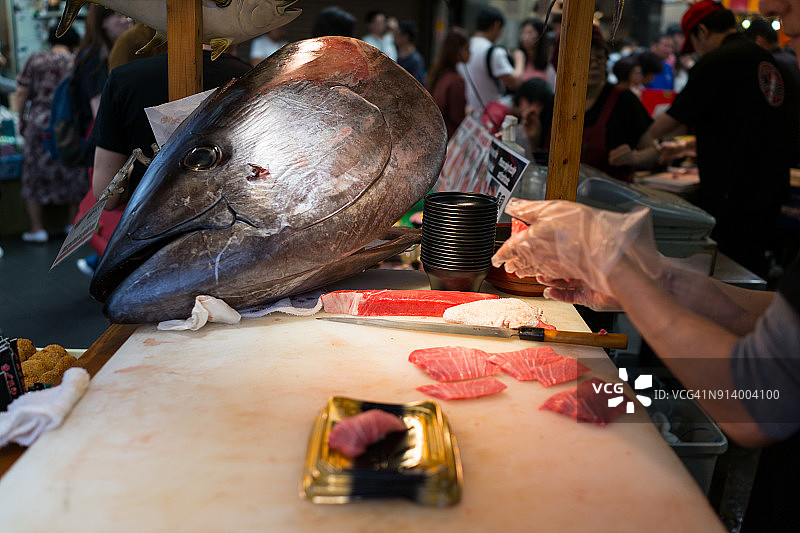 日本大阪黑门市场摊主制作新鲜金枪鱼寿司图片素材