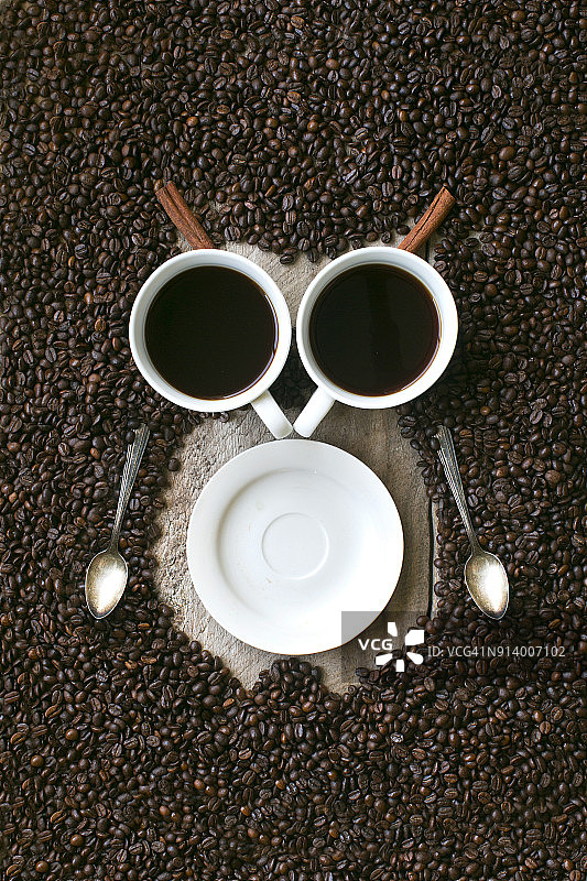 由烘焙咖啡豆和咖啡杯组成的猫头鹰视觉效果图片素材