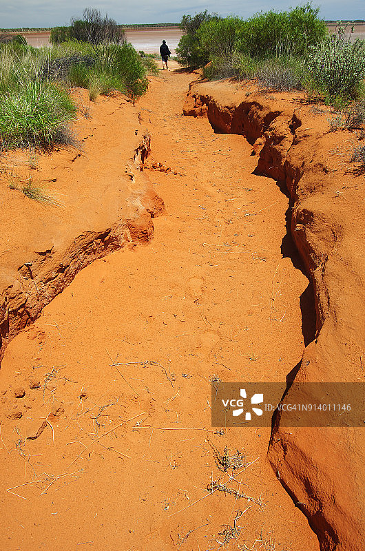 通往干涸盐湖的路，位于拉塞特公路附近，在康纳山瞭望台休息区对面，彼得曼，北领地，澳大利亚图片素材