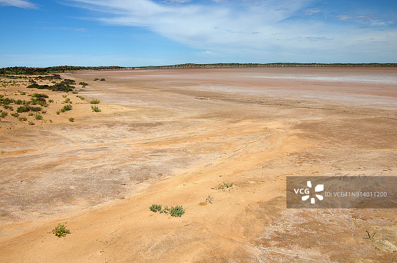 澳大利亚北领地彼得曼，拉塞特公路旁的康纳山观景台的干盐湖床图片素材