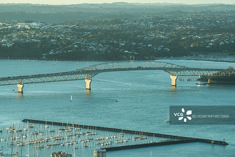 奥克兰海港大桥和新西兰皇家游艇中队图片素材