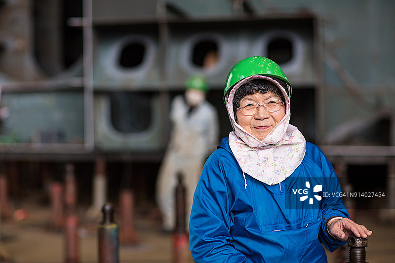 大型造船厂里的年长女工图片素材