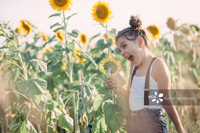 可爱的小女孩搞笑瞬间图片素材