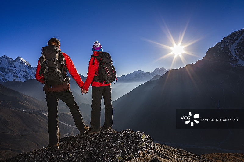 情侣在喜马拉雅山珠穆朗玛峰国家公园观看日落图片素材