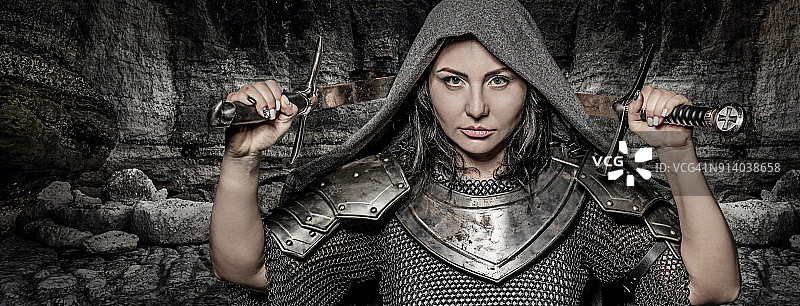 挥舞宝剑的维京女战士，在狂野的高地乡村图片素材