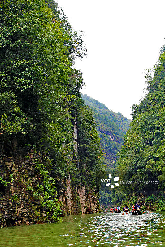 游客在中国神农溪乘坐豌豆小船游览图片素材