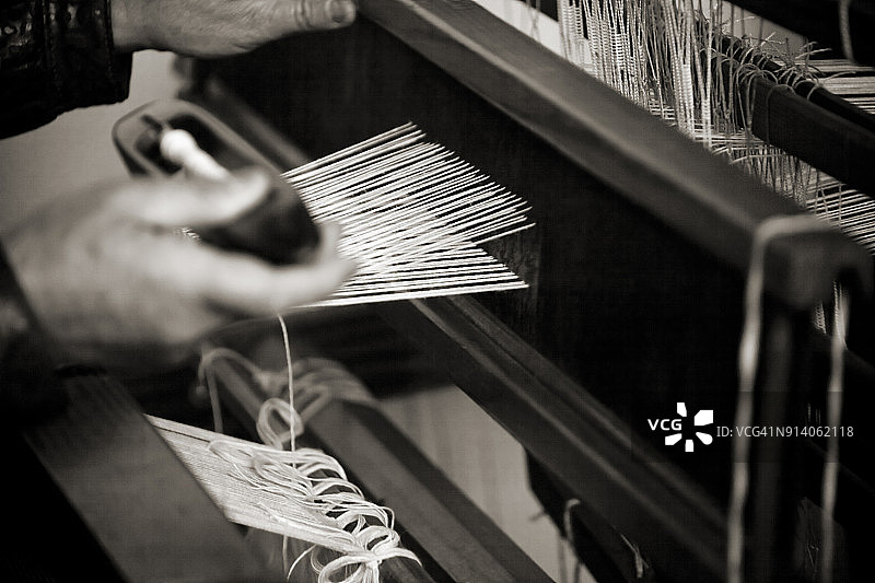老式传统织布机特写，黑白画面图片素材