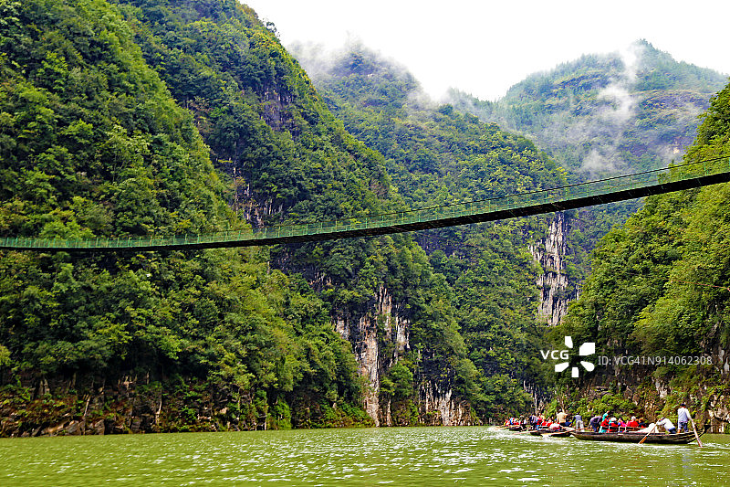 游客在中国神农溪乘坐豌豆小船游览图片素材