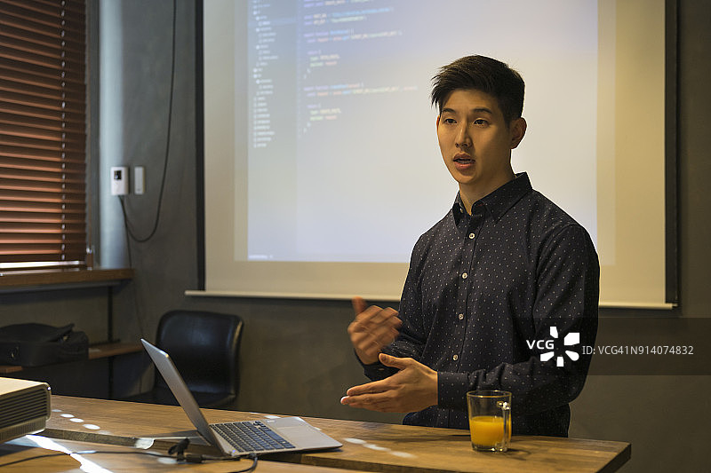 在现代办公室工作的创意专业人士图片素材