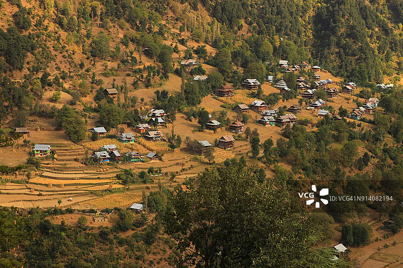 山谷中的房屋和农田图片素材