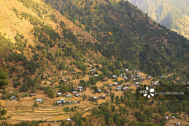 山谷中的传统房屋图片素材