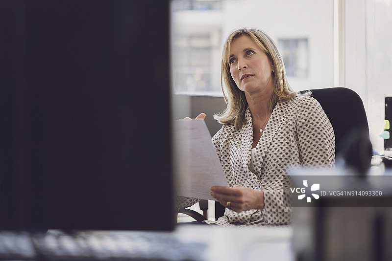 手持文件的中年女商人图片素材