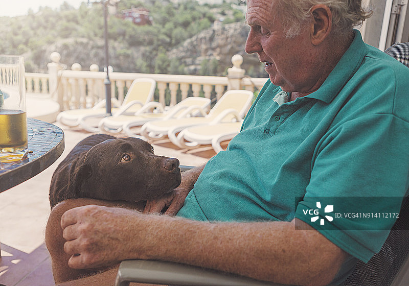 男人和他的宠物狗图片素材