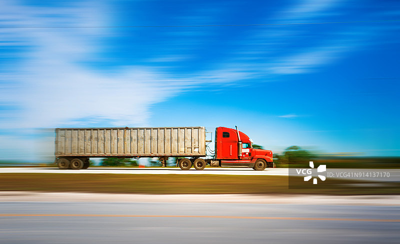高速公路上的半挂卡车图片素材