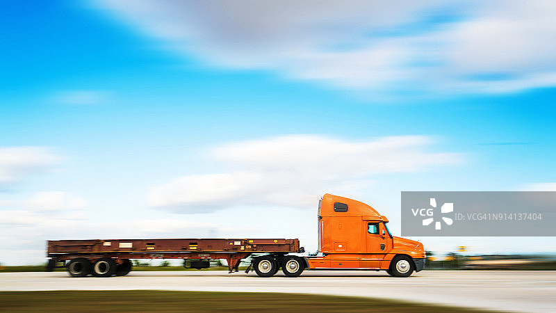 高速公路上的半挂卡车图片素材