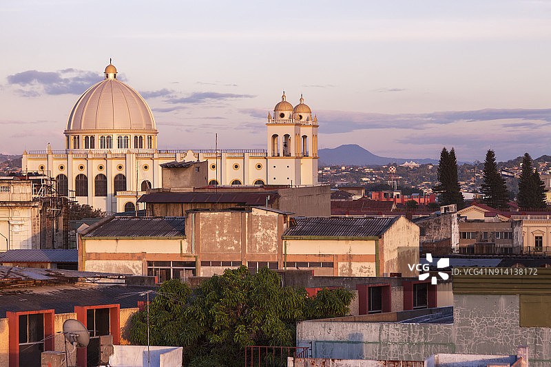日落时的圣萨尔瓦多大教堂图片素材