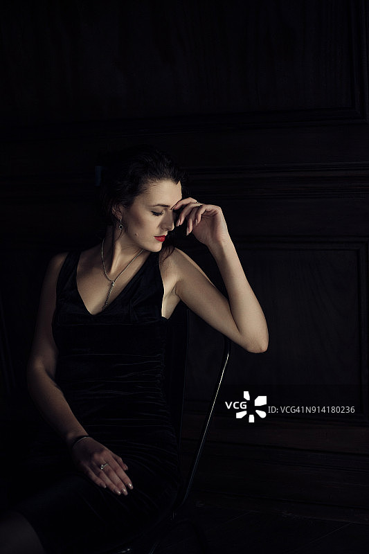 独自在豪华餐厅休息的疲惫年轻女子图片素材