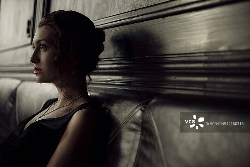 自信的年轻女性独自在豪华餐厅休息图片素材