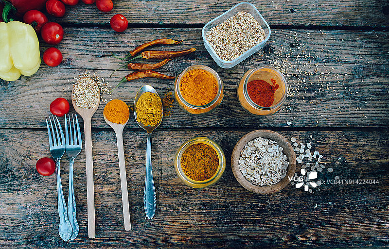 桌子上的各种香料图片素材