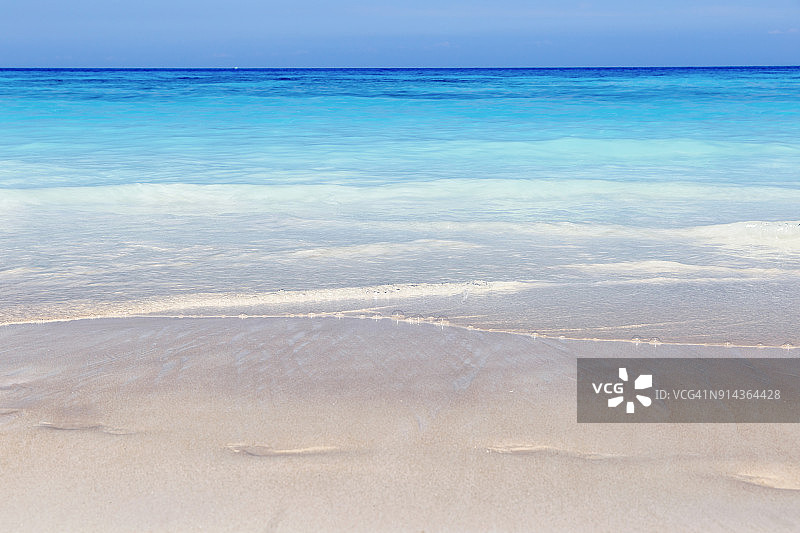 达柴岛美丽海滩上阳光明媚、水晶般清澈的海水图片素材