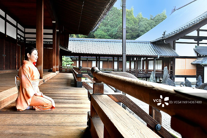 身穿和服，在京都东福寺欣赏日式庭院的日本女子图片素材