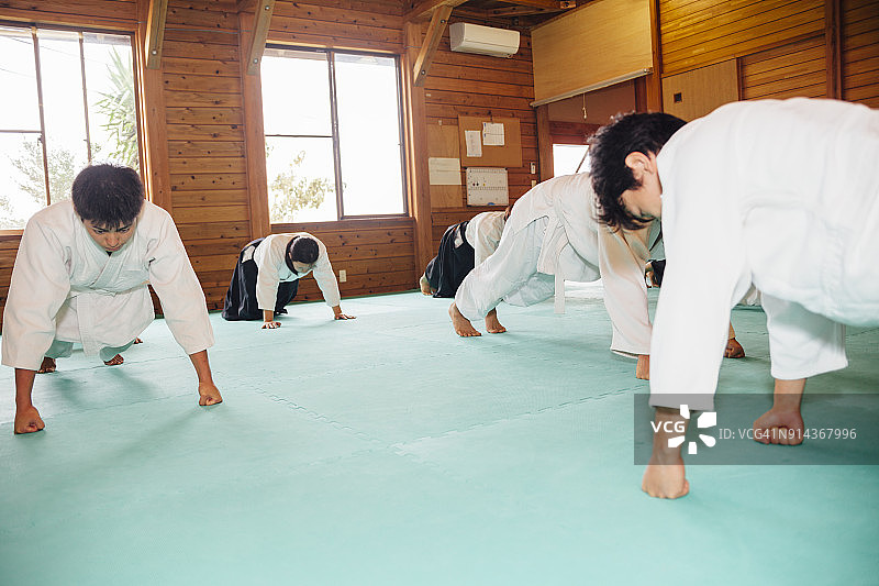 一群人进行武术训练图片素材