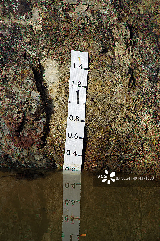 澳大利亚新南威尔士州科罗拉海滩，小溪入海口岩石上的水深测量仪图片素材