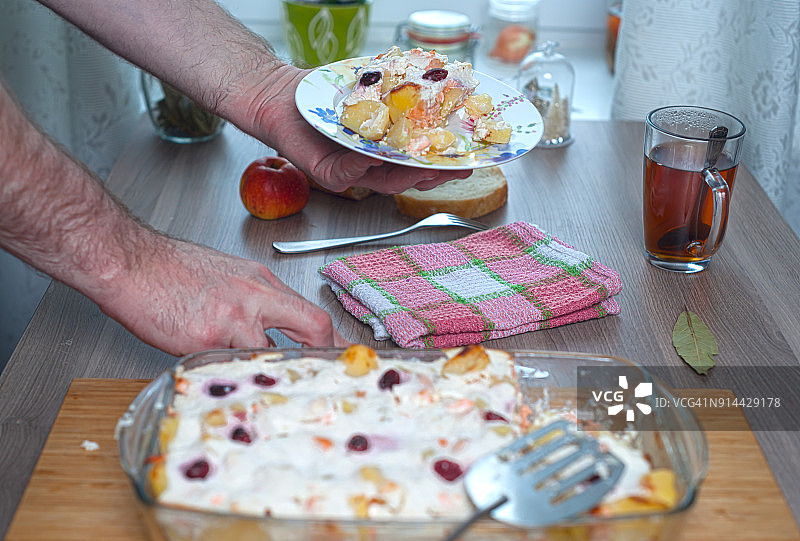 制作三文鱼希腊酸奶低脂砂锅菜图片素材