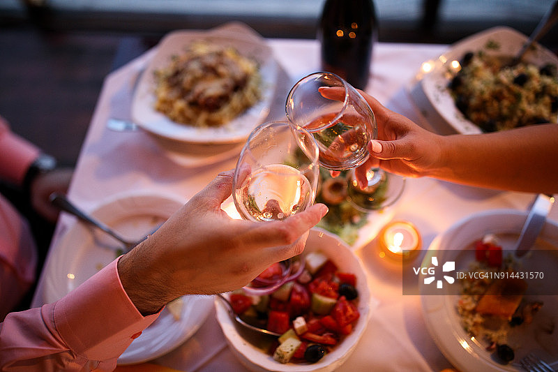 年轻情侣享用浪漫晚餐图片素材