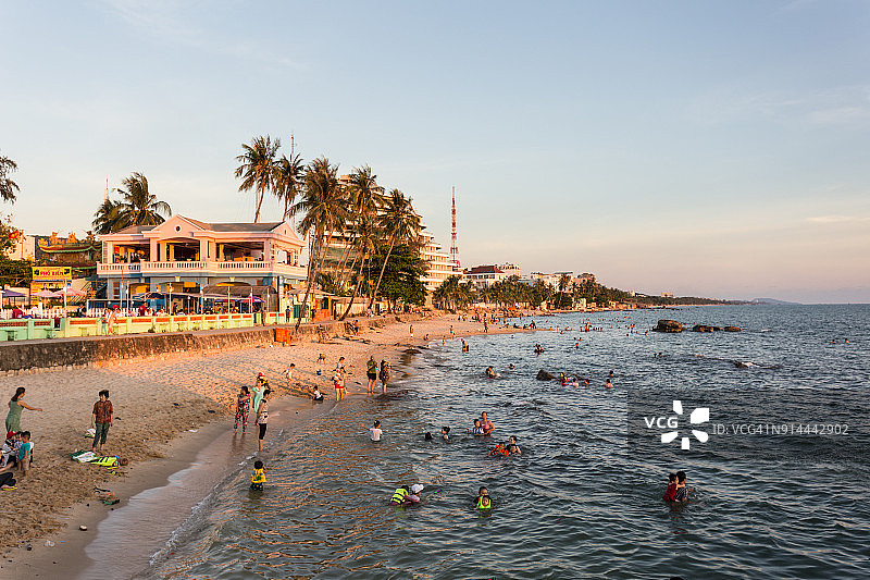 人们在越南南部富国岛的阳东镇享受海滩图片素材