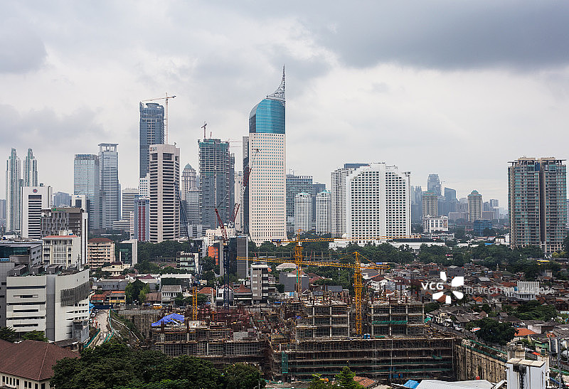 雅加达商业区摩天大楼前的低洼住宅区建筑图片素材