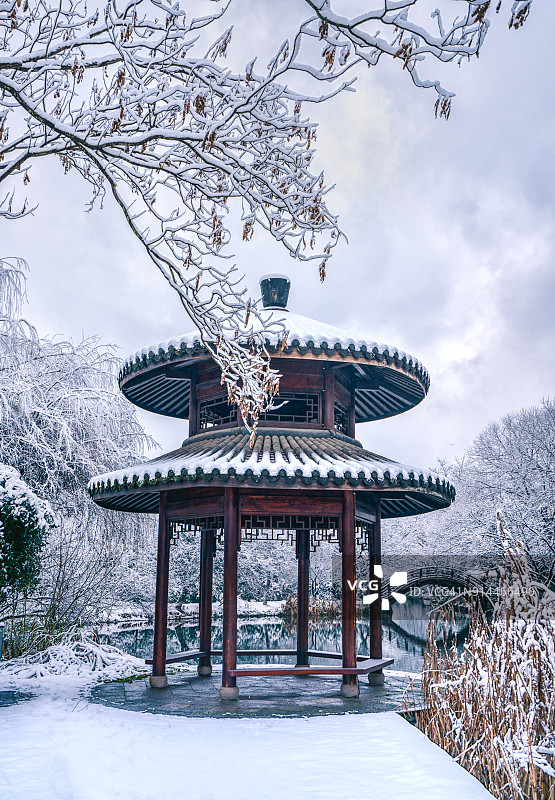 雪后杭州古典中式园林和别墅图片素材