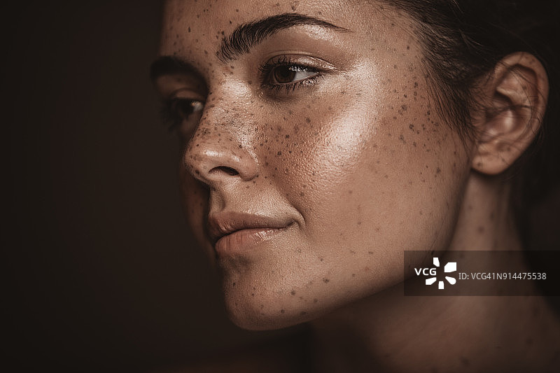 情人眼里出西施图片素材